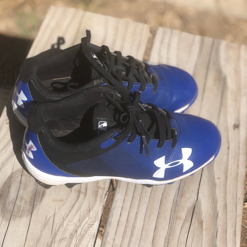 Baseball cleats
